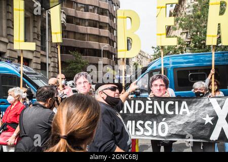 The former president of the Generalitat, Carles Puigdemont (r), on his ...