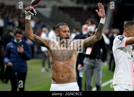 Marquinhos of PSG celebrates the victory with the supporters following the  French championship Ligue 1 football match between FC Metz and Paris  Saint-Germain (PSG) on September 22, 2021 at Saint Symphorien stadium