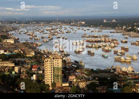 Chattogram, Bangladesh 07 september 2021: Hundreds of vessels are seen anchored in Karnafuli river near port in Chattogram. Stock Photo