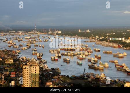 Chattogram, Bangladesh 07 september 2021: Hundreds of vessels are seen anchored in Karnafuli river near port in Chattogram. Stock Photo