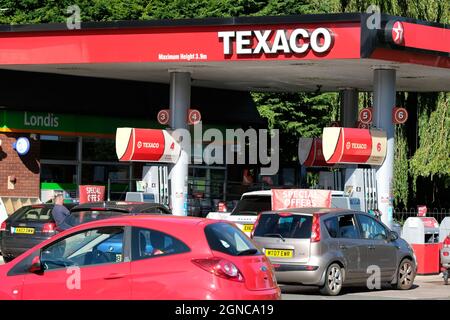 Hereford, Herefordshire, UK - Friday 24th September 2021 - Busy scene at a Texaco fuel station in Hereford on Friday afternoon with all pumps in use and motorists queuing across the forecourt to buy fuel for their cars amid concerns of a fuel shortage. Photo Steven May / Alamy Live News
