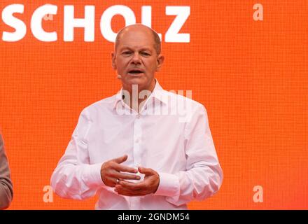 Cologne, Germany. 24th Sep, 2021. Germany's Social Democratic Party (SPD)'s chancellor candidate Olaf Scholz delivers a speech during an election rally for Germany's federal elections in Cologne, Germany, on Sept. 24, 2021. Credit: Tang Ying/Xinhua/Alamy Live News Stock Photo