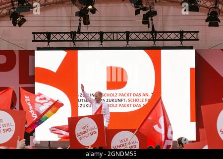 Cologne, Germany. 24th Sep, 2021. Germany's Social Democratic Party (SPD)'s chancellor candidate Olaf Scholz waves to supporters during an election rally for Germany's federal elections in Cologne, Germany, on Sept. 24, 2021. Credit: Tang Ying/Xinhua/Alamy Live News Stock Photo