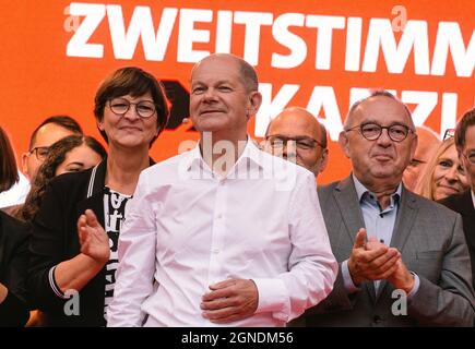 Cologne, Germany. 24th Sep, 2021. Germany's Social Democratic Party (SPD)'s chancellor candidate Olaf Scholz (Front) attends an election rally for Germany's federal elections in Cologne, Germany, on Sept. 24, 2021. Credit: Tang Ying/Xinhua/Alamy Live News Stock Photo
