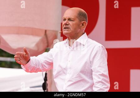 Cologne, Germany. 24th Sep, 2021. Germany's Social Democratic Party (SPD)'s chancellor candidate Olaf Scholz delivers a speech during an election rally for Germany's federal elections in Cologne, Germany, on Sept. 24, 2021. Credit: Tang Ying/Xinhua/Alamy Live News Stock Photo