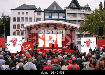 Cologne, Germany. 24th Sep, 2021. Germany's Social Democratic Party (SPD)'s chancellor candidate Olaf Scholz (C) delivers a speech during an election rally for Germany's federal elections in Cologne, Germany, on Sept. 24, 2021. Credit: Tang Ying/Xinhua/Alamy Live News Stock Photo