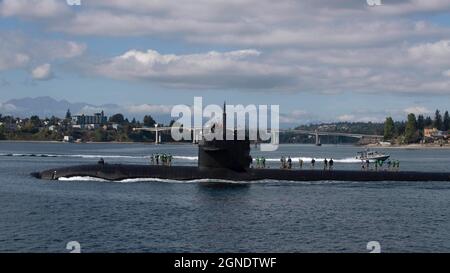 The Los Angeles-class fast-attack submarine USS Providence (SSN 719) transits the Puget Sound to its new homeport of Naval Base Kitsap in Bremerton, Washington Sept. 23, 2021. Providence, the oldest active fast-attack submarine in the U.S. Navy, sailed from Groton, Connecticut and is scheduled to begin the inactivation and decommissioning process at Puget Sound Naval Shipyard. (U.S. Navy photo by Mass Communication Specialist 1st Class Heather C. Wamsley) Stock Photo