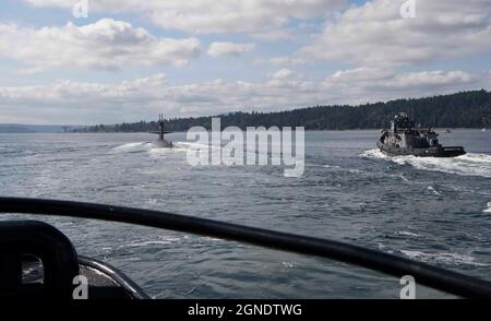 The Los Angeles-class fast-attack submarine USS Providence (SSN 719) transits the Puget Sound to its new homeport of Naval Base Kitsap in Bremerton, Washington Sept. 23, 2021. Providence, the oldest active fast-attack submarine in the U.S. Navy, sailed from Groton, Connecticut and is scheduled to begin the inactivation and decommissioning process at Puget Sound Naval Shipyard. (U.S. Navy photo by Mass Communication Specialist 1st Class Heather C. Wamsley) Stock Photo