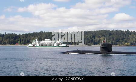 The Los Angeles-class fast-attack submarine USS Providence (SSN 719) transits the Puget Sound to its new homeport of Naval Base Kitsap in Bremerton, Washington Sept. 23, 2021. Providence, the oldest active fast-attack submarine in the U.S. Navy, sailed from Groton, Connecticut and is scheduled to begin the inactivation and decommissioning process at Puget Sound Naval Shipyard. (U.S. Navy photo by Mass Communication Specialist 1st Class Heather C. Wamsley) Stock Photo