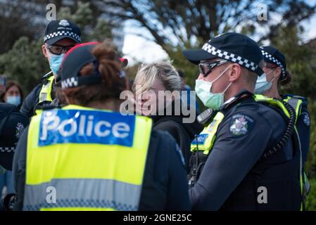 Melbourne, Australia. 25th Sep, 2021. 25th September 2021, Melbourne, Australia. A woman screams as her and her partner are arrested for attending an anti-lockdown protest in St Kilda. Credit: Jay Kogler/Alamy Live News Credit: Jay Kogler/Alamy Live News