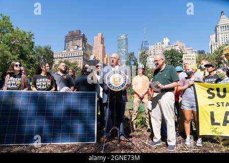 New York, USA. 24th Sep, 2021. President of Building and Construction Trades Council of Greater New York Gary LaBarbera speaks at U. S. Senator Schumer, Labor, and Climate Activists call for Civilian Conservation Corps funding from Congress at Battery Urban Farm. Their announcement came on a day when climate strikes were held around the world to bring attention of people and businesses to climate crisis. Schumer was joined by labor leaders District Concil 37 Executive Director Henry Carrido, President of Building and Construction Trades Council of Greater New York Gary LaBarbera, union members Stock Photo
