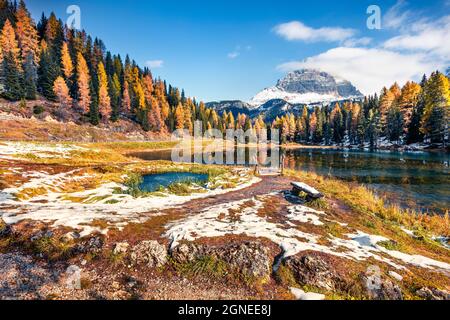 Great sunny scene of Antorno lake with Tre Cime di Lavaredo (Drei Zinnen) mount. Colorful autumn landscape in Dolomite Alps, Province of Belluno, Ital Stock Photo