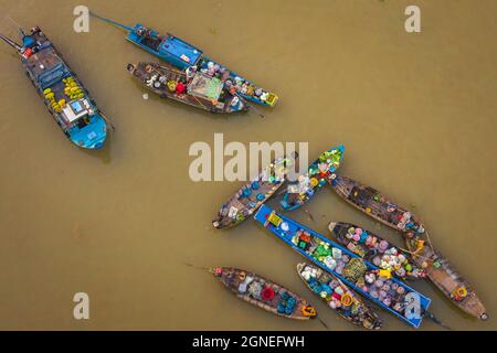 Aerial view of Cai Rang floating market at sunrise, boats selling wholesale fruits and goods on Can Tho River Stock Photo