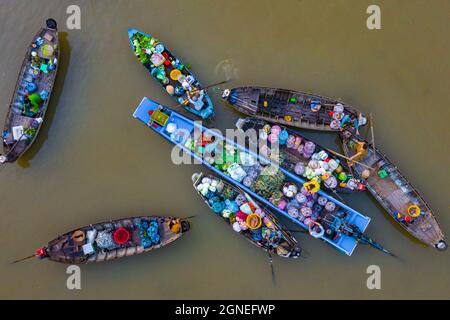 Aerial view of Cai Rang floating market at sunrise, boats selling wholesale fruits and goods on Can Tho River Stock Photo