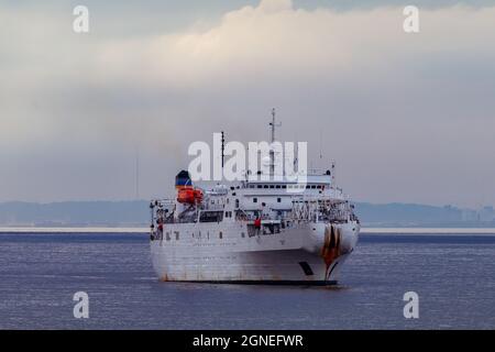 USNS Zeus heading into Avonmouth docks Stock Photo