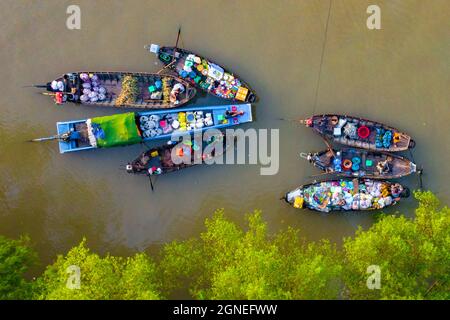 Aerial view of Cai Rang floating market at sunrise, boats selling wholesale fruits and goods on Can Tho River Stock Photo