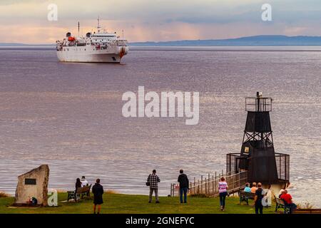 USNS Zeus heading into Avonmouth docks Stock Photo