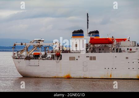 USNS Zeus heading into Avonmouth docks Stock Photo