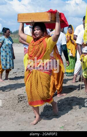 A devout Hinduu worshipper carries offerings to the deities at a Ganga and Kateri Amma Poosai service at jamaica Bay. In Queens, New York. Stock Photo