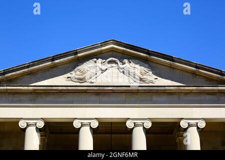 Detail of stone carvings and 'To The Fine Arts' inscription on the tympanum above the Baltimore Museum of Art (BMA) entrance, Baltimore, Maryland, USA Stock Photo