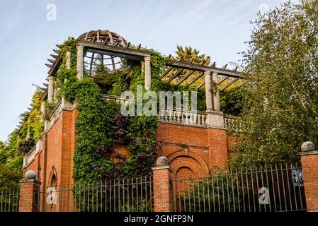 Hampstead Pergola and Hill Gardens, an extravagant Edwardian construction, a raised walkway, overgrown with vines, purchased in 1904 by Lord Leverhulm Stock Photo