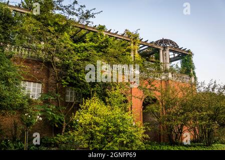Hampstead Pergola and Hill Gardens, an extravagant Edwardian construction, a raised walkway, overgrown with vines, purchased in 1904 by Lord Leverhulm Stock Photo