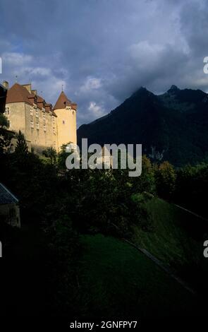 SWITZERLAND, CANTON OF FRIBOURG, GRUYERE REGION, CASTLE OF GRUYERES, BUILT BETWEEN 1270 AND 1282, IT WAS THE PROPERTY OF THE COUNTS OF GRUYERES, MEDIE Stock Photo