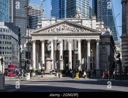 London, Bank of England, Portikus mit korinthischen Säulen, vollendet 1833 von John Soane, dahinter gläserne Hochhausfassaden der Londoner City Stock Photo