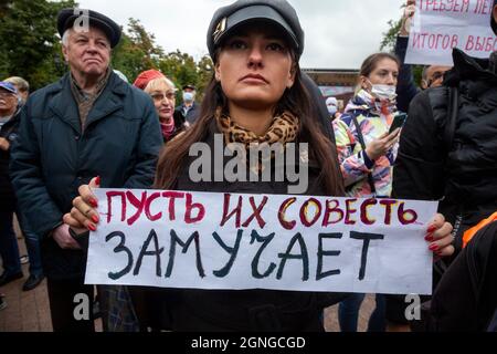 Moscow, Russia. 25th of September, 2021 A woman holds a poster that reads: 'Let their conscience torment them!' during an opposition rally to protest against the results of the Russian parliamentary election in Moscow, Russia. Stock Photo