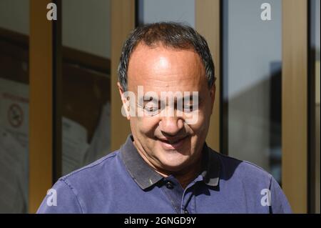 Locri, Italy. 25th Sep, 2021. Domenico Lucano (L) seen waiting outside the courthouse.The pro-migrant former Mayor of Riace, Domenico “Mimmo” Lucano, arrived at Locri's courthouse for the defensive conclusive statements of the trial for illegal immigration charges. The final session of the trial has been scheduled for September 27, 2021. Lucano is also running for upcoming regional elections with the list “Un'altra Calabria è possibile”. (Photo by Valeria Ferraro/SOPA Images/Sipa USA) Credit: Sipa USA/Alamy Live News Stock Photo