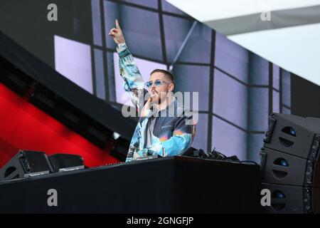 Paris, France. 25th Sep, 2021. Aazar performs during the Global Citizen Live concert in Paris on Saturday, September 25, 2021. The concert, held at the base of the Eiffel Tower, is one of several taking place in cities around the world including New York, Los Angeles, London, Sydney, Lagos, Rio, Mumbai and Seoul. The event aims to raise awareness for issues related to the climate and ending poverty. Photo by David Silpa/UPI Credit: UPI/Alamy Live News Stock Photo