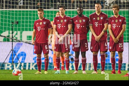 the players of M warm up in jerseys on the Ã‚Ã „Ã» Mueller and the 9 Â‚Ã  „Ã» (in memory of the recently deceased Gerd MUELLER (MvÂºller)) from Josip  STANISIC (M), Robert