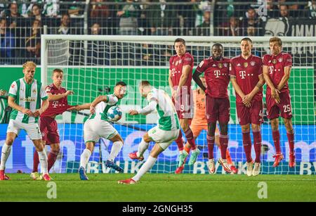 the players of M warm up in jerseys on the Ã‚Ã „Ã» Mueller and the 9 Â‚Ã  „Ã» (in memory of the recently deceased Gerd MUELLER (MvÂºller)) from Josip  STANISIC (M), Robert