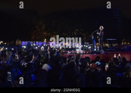 Paris, France. 25th Sep, 2021. Ed Sheeran performing on stage during the Global Citizen Live in Paris, France on September 25, 2021. Photo by Aurore Marechal/ABACAPRESS.COM Credit: Abaca Press/Alamy Live News Stock Photo