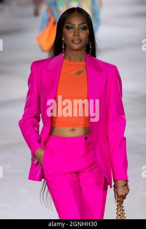 Milan, Italien. 24th Sep, 2021. Naomi Campbell at VERSACE SS22 runway  during Milan Fashion Week on September 2021 - Milan, Italy. 24/09/2021  Credit: dpa/Alamy Live News Stock Photo - Alamy