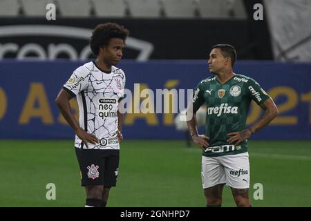 Willian of Corinthians and Dudu of Palmeiras during the Campeonato Brasileiro (Brazilian National League) Serie A football match between Corinthians and Palmeiras at the Neo Quimica Arena in Sao Paulo, Brazil. Corinthians won the game 2-1 with both of their goals being scored by ex-Palmeiras player Roger Guedes. Gabriel Menino scored for Palmeiras. The result leaves Palmeiras still in Second place and Corinthians in sixth. Credit: SPP Sport Press Photo. /Alamy Live News Stock Photo