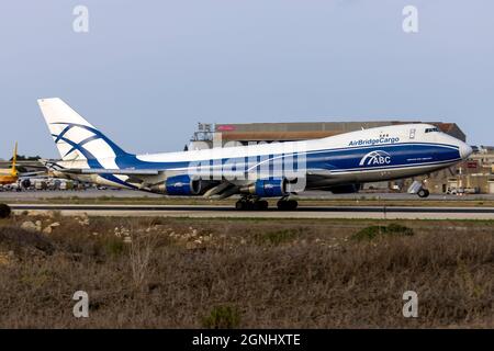 AirBridgeCargo Airlines - ABC Boeing 747-406F (REG: VQ-BWW) arriving just as the sun is about to set. Stock Photo