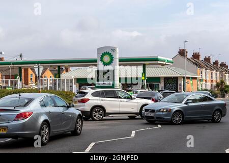 Northampton, 26th September 2021. Fuel shortage in garages due to lack of HGV drivers, drivers drivers queuing at Marks and Spencers Abington avenue. Credit: Keith J Smith./Alamy Live News. Stock Photo