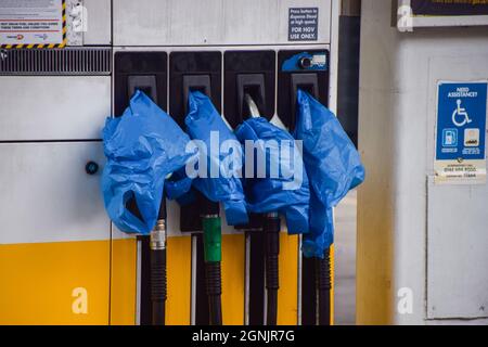 London, UK. 26th Sep, 2021. A Shell station runs out of petrol in central London. Many stations have run out of fuel due to a shortage of HGV drivers linked to Brexit, and panic buying. Credit: Vuk Valcic/Alamy Live News Stock Photo