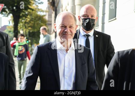 Potsdam, Germany. 26th Sep, 2021. Chancellor candidate of German Social Democratic Party (SPD) Olaf Scholz (front) arrives at a polling station to cast his vote in Potsdam, Germany, Sept. 26, 2021. German voters started to cast their ballots on Sunday to elect a new Bundestag, or the federal parliament, on which to form a new government for the next four years and usher in the post-Merkel era. Credit: Shan Yuqi/Xinhua/Alamy Live News Stock Photo