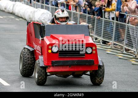 Eastbourne, UK. 26th Sep, 2021. Teams delight crowds as they hurtle down the street of this seaside town in their homemade carts facing steep bends, bone rattling jumps and high speed chicanes. Credit: Newspics UK South/Alamy Live News Stock Photo