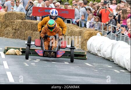 Eastbourne, UK. 26th Sep, 2021. Teams delight crowds as they hurtle down the street of this seaside town in their homemade carts facing steep bends, bone rattling jumps and high speed chicanes. Credit: Newspics UK South/Alamy Live News Stock Photo