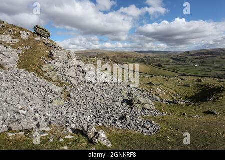 Classic landforms of the British Isles - the Norber Erratics Stock Photo