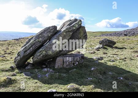 Classic landforms of the British Isles - the Norber Erratics Stock Photo