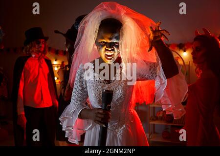 Corpse bride costume hi-res stock photography and images - Alamy