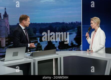 Schwerin, Germany. 26th Sep, 2021. Manuela Schwesig (SPD), her party's top candidate in the state elections in Mecklenburg-Western Pomerania, talks to presenter Thilo Tautz in the NDR election studio. Credit: Axel Heimken/dpa/Alamy Live News Stock Photo