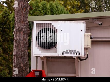 Air conditioner outdoor unit on roof top Stock Photo - Alamy