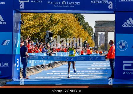 Berlin, Germany. 26th Sep, 2021. Mens winner, Guye Adola crosses the finish line of the race as thousands of people participate in the BMW BERLIN-MARATHON 2021 on September 26, 2021 in Berlin, Germany. The marathon resumed as a mass event after a year gap caused by Coronavirus pandemic, though extra precaution were taken to keep participants and the public safe. (Photo by Dominika Zarzycka/Sipa USA) Credit: Sipa USA/Alamy Live News Stock Photo