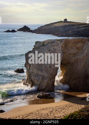 Arche De Port Blanc Roche Percée, Côte Sauvage, Quiberon, Morbihan, Brittany, France. Stock Photo