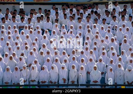 Brunei Darussalam. Bandar Seri Begawan.  National Day celebrations. Women and men in traditional white Islamic clothes. Stock Photo